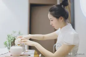 陪领导喝茶，我学别人敲杯子3下，却惹毛了领导，不懂手势别乱敲图片