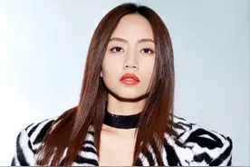 刘惜君斑马外套宝石吊带连体裤，麦田音乐节热力开唱，气场全开图片