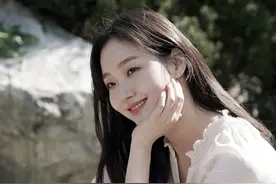 单眼皮女孩也能可爱美丽！“鬼怪新娘”金高银，白裙卷发造型超仙图片