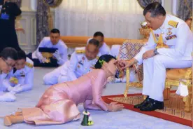 泰国王后不容易！穿缎面粉裙跪在国王脚边，抱狗又拎包仆人都不如图片