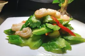 夏季菜品，苦瓜炒虾仁的制作方法图片