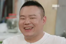 岳云鹏蹭饭不忘秀恩爱，透露夫妻情话内容，路人女孩忙捂耳朵图片