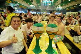 青岛啤酒节到了，去啤酒城痛饮，还是到街边啤酒屋喝一杯图片