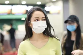 郎朗老婆吉娜再现针织衫造型，身材曲线简直逆天图片