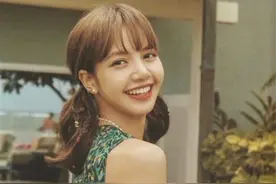 Lisa夏威夷写真，碎花吊带配双马尾少女感十足，甜美笑容惹人爱图片