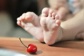 孩子为什么不喜欢穿袜子？并不是嫌麻烦，父母要搞清楚这几个原因图片