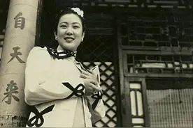 民国老照片：1939年北京城内的女伶（女戏曲演员或歌手）图片