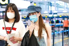 徐璐穿吊带搭背带裤，个性穿搭又酷又甜，胳膊瘦的让人心疼图片