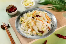 炒白菜时，直接下锅是不对的，记住一个关键点，白菜脆嫩又入味图片