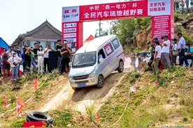 河南安阳：“五菱神车”参加场地越野赛，挑战丰田霸道三菱帕杰罗图片