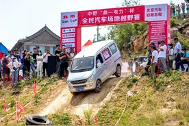 河南安阳：“五菱神车”参加场地越野赛，挑战丰田霸道三菱帕杰罗图片