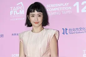 林依晨大胆剪“狗啃”刘海，穿裸粉色连衣裙亮相，娃娃脸像18岁图片