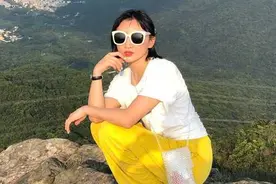 何雯娜退役后整个人都时髦了，穿白T恤配黄色阔腿裤去爬山，美腻图片