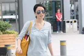 王菲不愧是“气质”天后，衬衫配灯笼裤气质全开，低调却高级大气图片