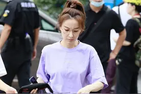 吴昕现身《元气满满的哥哥》录制，扎起丸子头面带眼镜青春满满图片