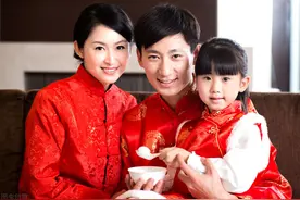 丈夫大年三十借口加班，原来是陪小三过年，妻子：“日子过得好”图片