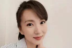 41岁陈好“罕见”晒照！条纹衬衫配马尾辫显优雅，不像是三孩妈图片