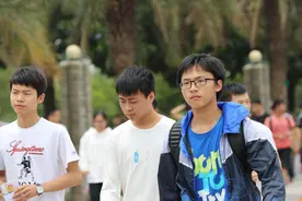 19岁贫困男孩高考后查出白血病 高考后一星期口腔大量出血图片