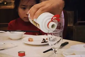 买白酒时，看酒瓶子这行字，1开头和2开头差别大，别买错了图片