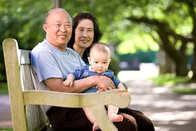 隔代亲有多亲？看到网友的评论，原谅我不厚道地笑了图片