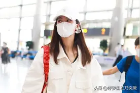 街拍：郁可唯穿牛仔衣配牛仔裤搭运动鞋，尽显休闲可爱图片