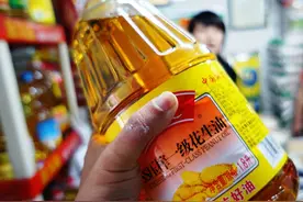 原来花生油也有假的，买食用油牢记3招，轻松辨别“假花生油”图片