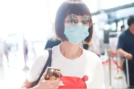 鲁豫一袭白色干净利落，印花卡通短袖满满童趣图片