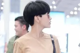 “顾里”郭采洁好抢眼！杏色T配条纹裤帅气利落，万年短发真酷炫图片