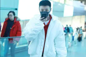 李荣浩晒自拍却掉了十个粉丝，委屈喊话不敢再发了，粉丝在线互怼图片