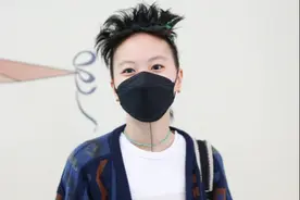 23岁窦靖童“盆栽头”现身，绿色印花裤太新潮，曾被曝是老烟民图片