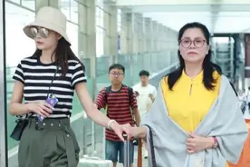 沈梦辰与妈妈走机场，虽有超模身材，却被穿黄裙子的妈妈抢了镜头图片