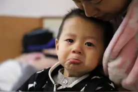 2岁宝宝打疫苗哭闹，被陌生奶奶无端说教，妈妈回怼让人拍手叫好图片