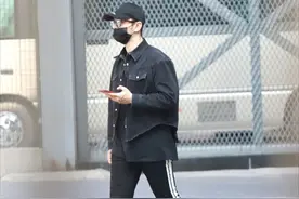 黄晓明真的摆脱“油腻”了，牛仔夹克配长衬衫，简约有型太新潮图片
