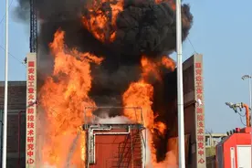 天津消防研究所成功开展压缩空气泡沫炮系统扑救全尺寸特高压换流变压器全液面溢流火试验图片