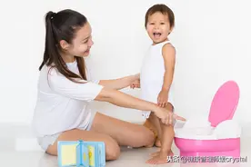 辟谣：孩子尿液颜色异常，是不是就是生病了？分情况，4方法判别图片