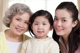 68岁婆婆的辛酸：给儿女做保姆这件事，主动和被动，待遇天差地别图片