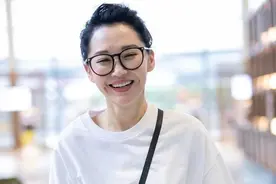 有一种童颜叫许晴，把长款白T恤当连衣裙来穿，快乐得像小女孩图片