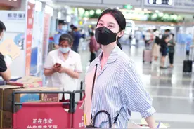 张俪机场大秀美腿，身材比例极佳惹人羡慕！比V手势超自信图片
