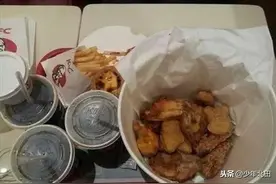 中国全家桶VS美国全家桶，网友：这就是“孤儿桶”和豪华桶的区别图片