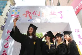 回顾少时恍然如昨，再回首已是经年，愿你我不负青春，不负自我图片