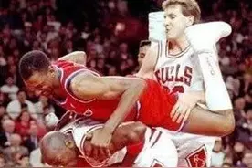 NBA赛事中的各种奇葩爆笑合集，笑喷了图片