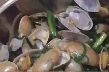 满满一碟香气喷喷的韭菜炒花甲，让人忍不住想要尝鲜，好吃的美食图片