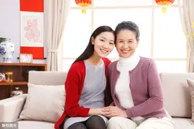 单亲母女有一种爱叫相依为命，爱的表达方式是假装微笑图片