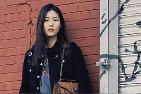 刘雯腿长116厘米都没有这一幕震撼，和一米六素人站一起像巨人图片