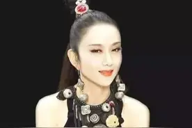冯小刚称她“仙女”，她为舞蹈终生未孕，今放弃小彩旗另选接班人图片