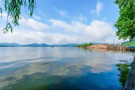 如果，你心里也有这样一个人，深深地爱过一次再别离图片