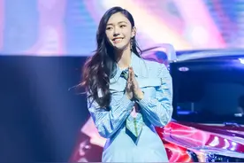 林允笑起来酒窝真的很甜，一身校园风青春满满图片