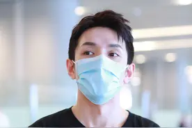 “直播带货一哥”李佳琪现身机场，双手抱臂男人味十足图片