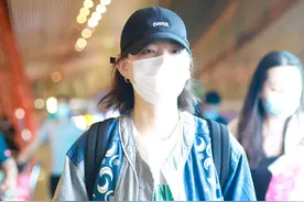 李斯丹妮穿搭白T外搭棒球服外套 单手插口袋姿势帅气迷人图片