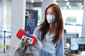 祝绪丹机场美照，长发造型，展现温柔小姐姐般的女性美图片